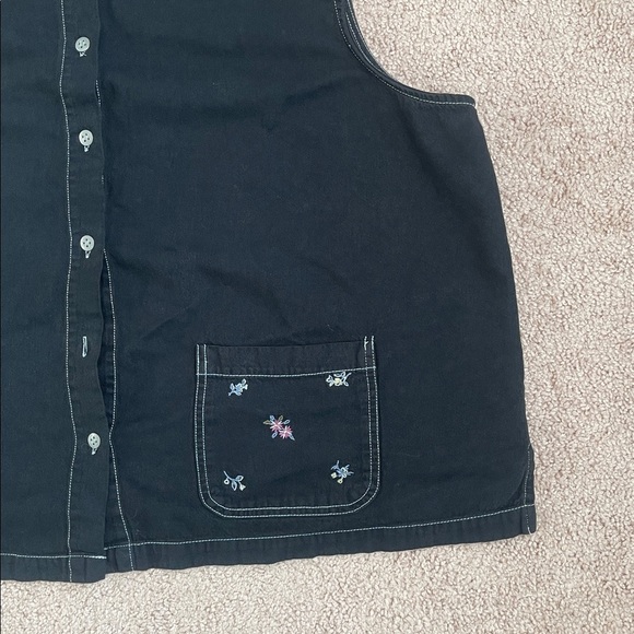 New Look Floral Embroidery Sleeveless Denim Blouse (Size:2X, Color:Black/Multi) - Picture 3 of 5
